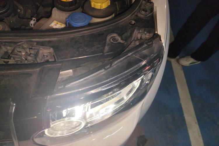 Used Land Rover Discovery 2016 3.0 SC V6 SE Engine Bay Left
