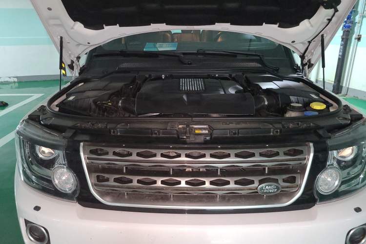 Used Land Rover Discovery 2016 3.0 SC V6 SE Engine Bay