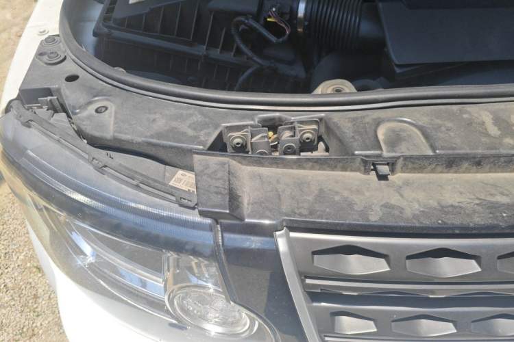 Used Land Rover Discovery  Engine Bay Right