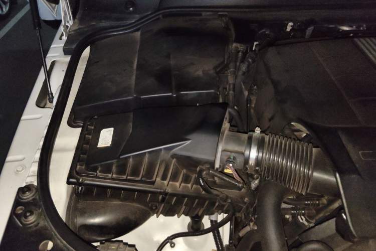 Used Land Rover Discovery 2016 3.0 SC V6 HSE Engine Bay Right