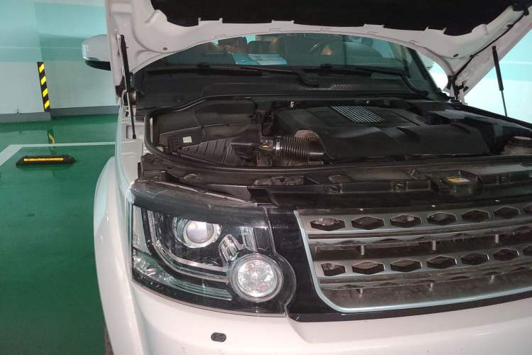 Used Land Rover Discovery 2016 3.0 SC V6 SE Engine Bay Right
