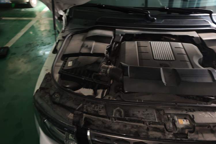 Used Land Rover Discovery 2016 3.0 SC Obsidian Black Heritage Edition HSE Engine Bay Right