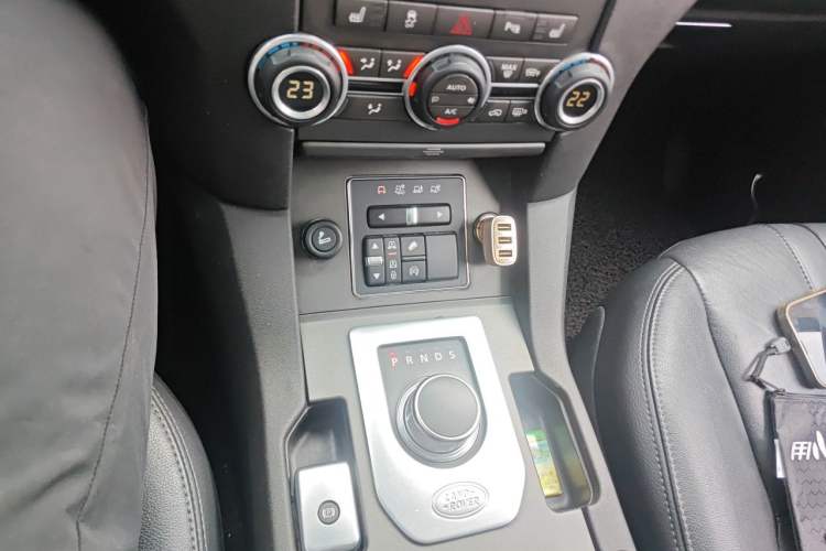 Used Land Rover Discovery 2016 3.0 SC Obsidian Black Heritage Edition SE Gear Lever
