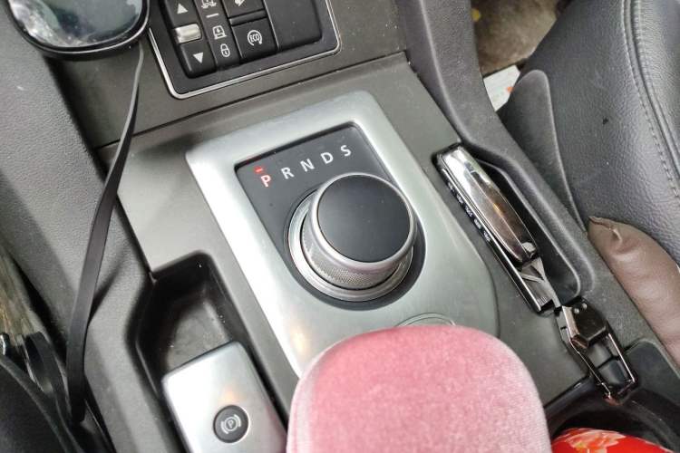 Used Land Rover Discovery 2016 3.0 SC Obsidian Black Heritage Edition SE Gear Lever
