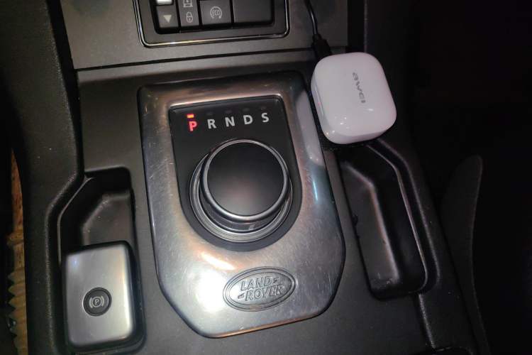 Used Land Rover Discovery 2016 3.0 SC Obsidian Black Heritage Edition SE Gear Lever