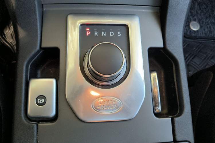 Used Land Rover Discovery 2016 3.0 SC Obsidian Black Heritage Edition HSE Gear Lever
