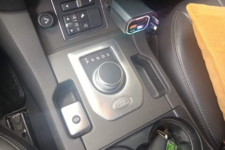 Used Land Rover Discovery 2016 3.0 SC Obsidian Black Heritage Edition HSE Gear Lever