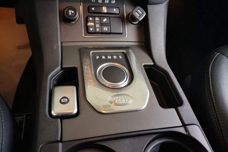Used Land Rover Discovery 2016 3.0 SC Obsidian Black Heritage Edition HSE Gear Lever