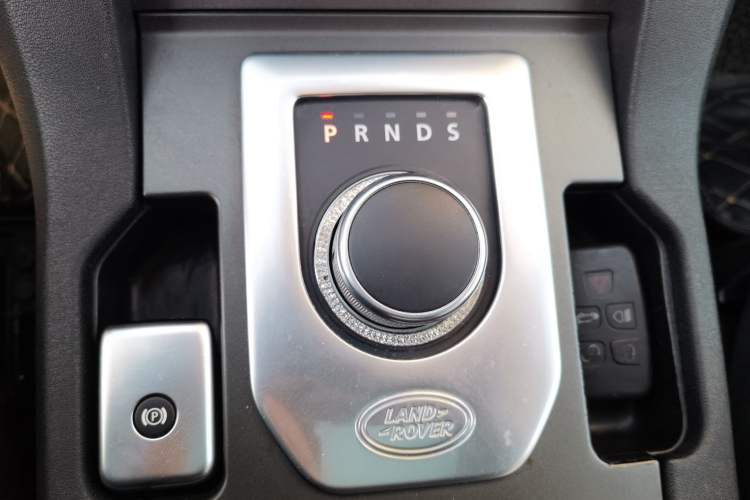 Used Land Rover Discovery 2016 3.0 SC Obsidian Black Heritage Edition HSE Gear Lever
