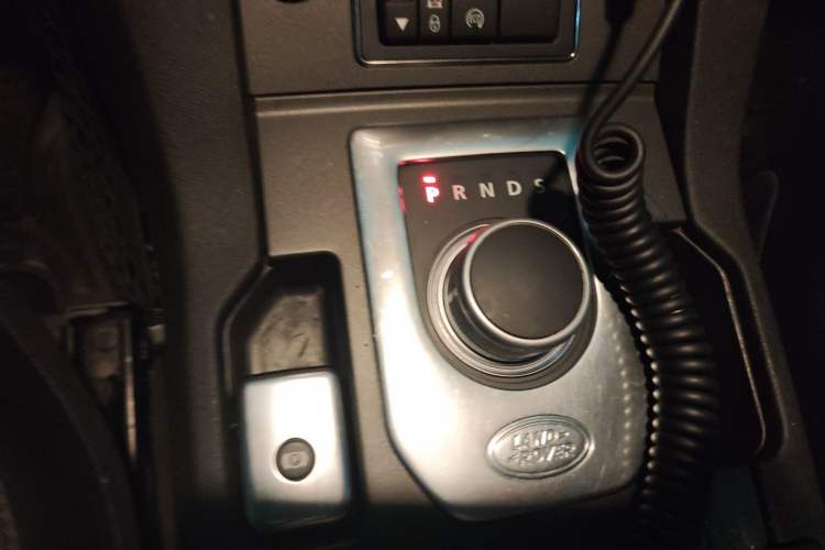 Used Land Rover Discovery 2016 3.0 SC Obsidian Black Heritage Edition SE Gear Lever