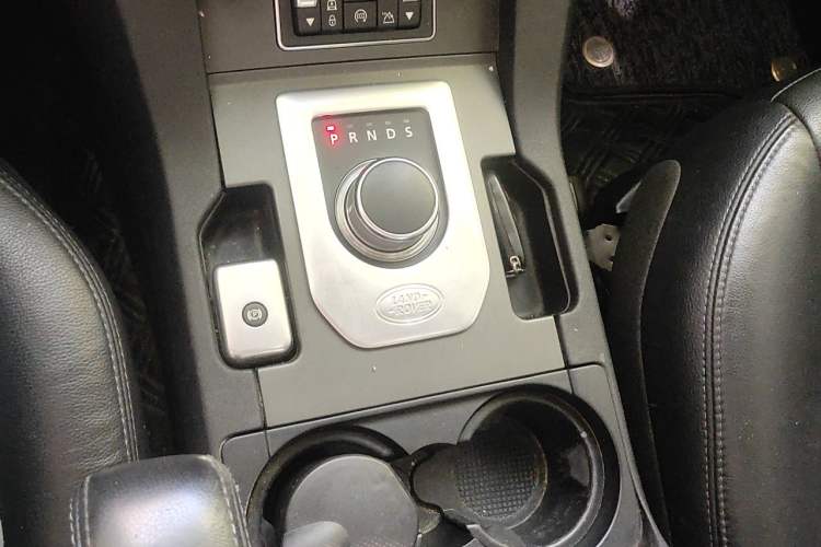 Used Land Rover Discovery 2016 3.0 SC Obsidian Black Heritage Edition HSE Gear Lever