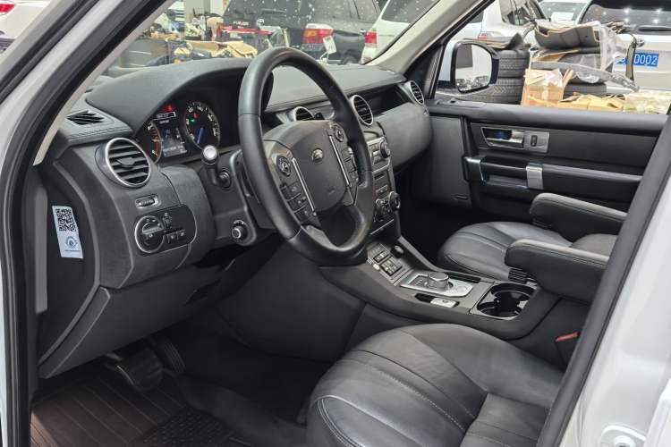 Used Land Rover Discovery 2016 3.0 SC Obsidian Black Heritage Edition HSE Interior 1