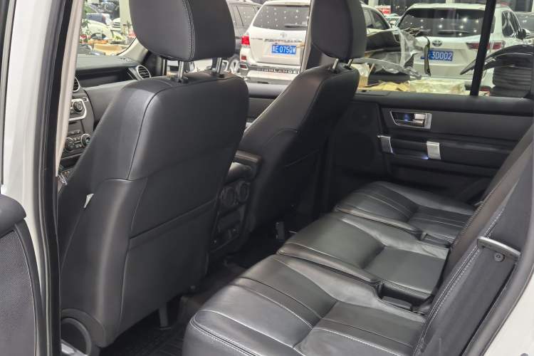 Used Land Rover Discovery 2016 3.0 SC Obsidian Black Heritage Edition HSE Interior 2