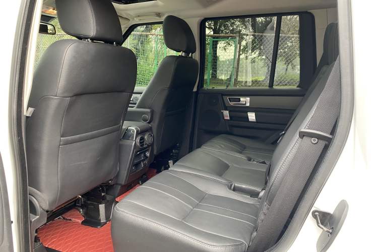 Used Land Rover Discovery 2016 3.0 SC Obsidian Black Heritage Edition HSE Interior 2