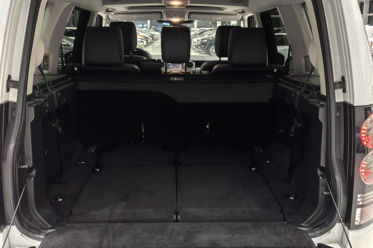 Used Land Rover Discovery 2016 3.0 SC Obsidian Black Heritage Edition HSE Interior 3