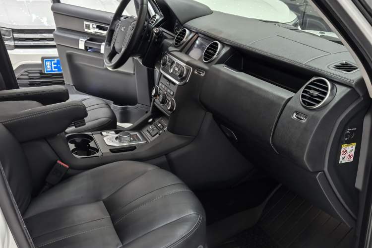 Used Land Rover Discovery 2016 3.0 SC Obsidian Black Heritage Edition HSE Interior 4