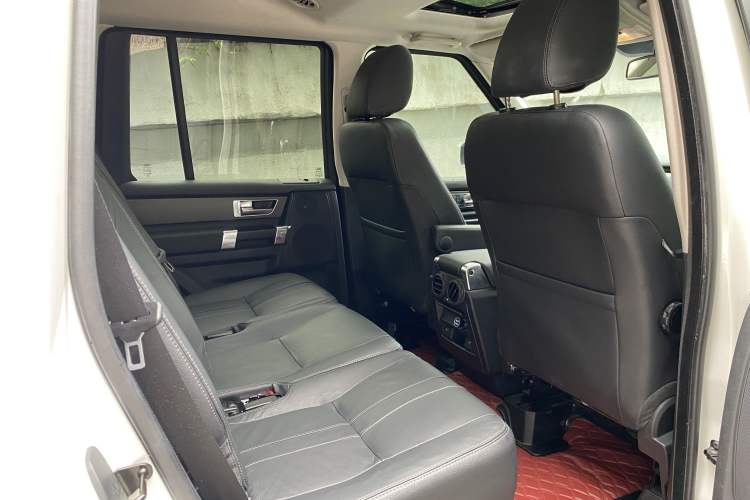 Used Land Rover Discovery 2016 3.0 SC Obsidian Black Heritage Edition HSE Interior 4