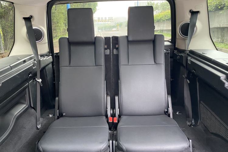 Used Land Rover Discovery 2016 3.0 SC Obsidian Black Heritage Edition HSE Interior 5