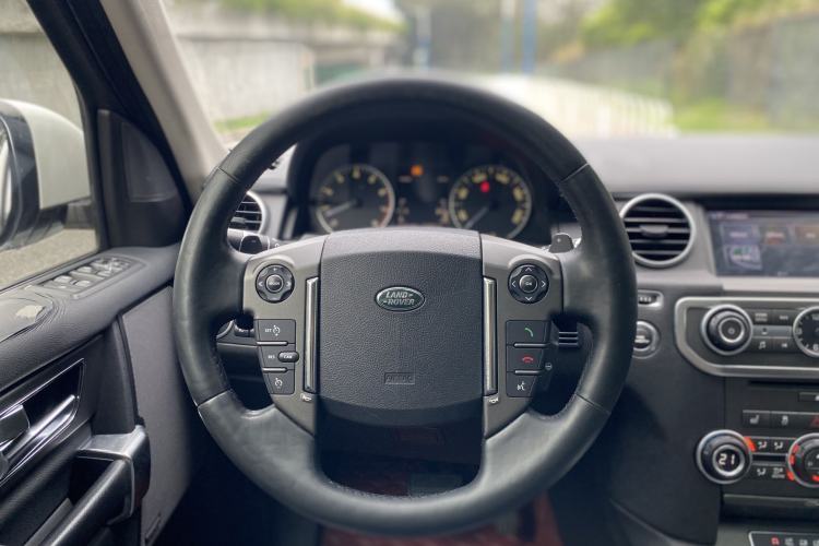 Used Land Rover Discovery 2016 3.0 SC Obsidian Black Heritage Edition HSE Interior 7