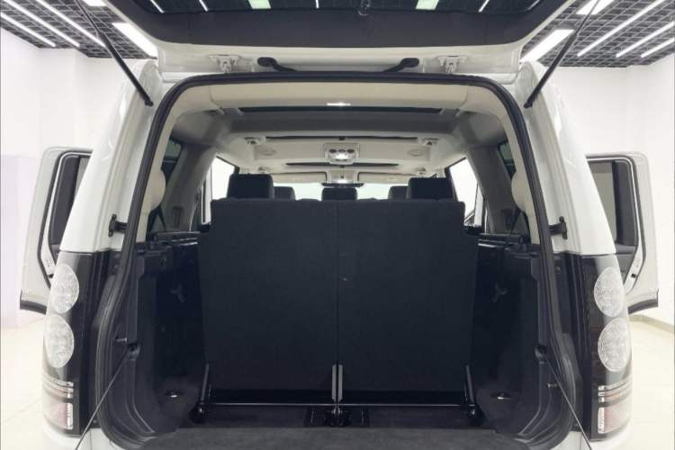Used Land Rover Discovery 2016 3.0 SC V6 HSE Interior 8