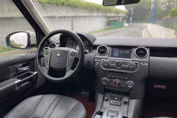 Used Land Rover Discovery 2016 3.0 SC Obsidian Black Heritage Edition HSE Interior 8