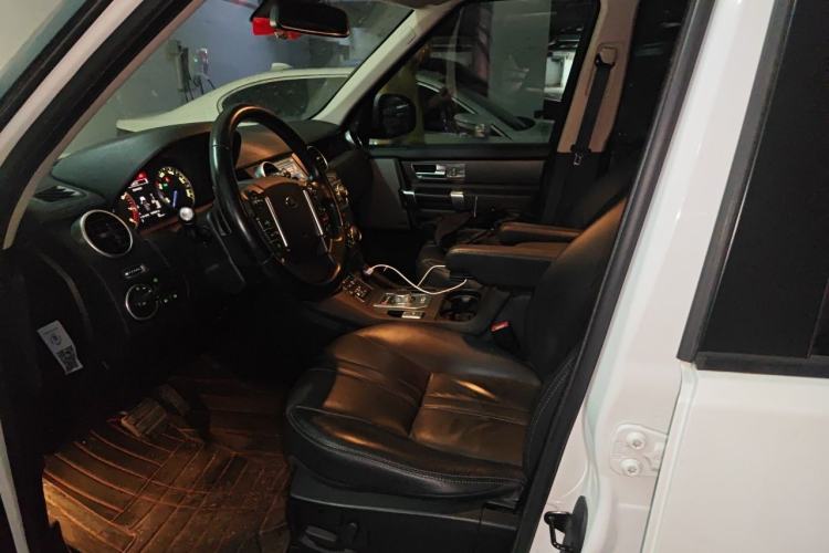 Used Land Rover Discovery 2016 3.0 SC Obsidian Black Heritage Edition SE Left Front Seat