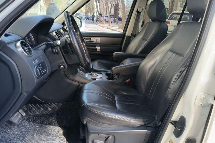 Used Land Rover Discovery 2016 3.0 SC Obsidian Black Heritage Edition HSE Left Front Seat