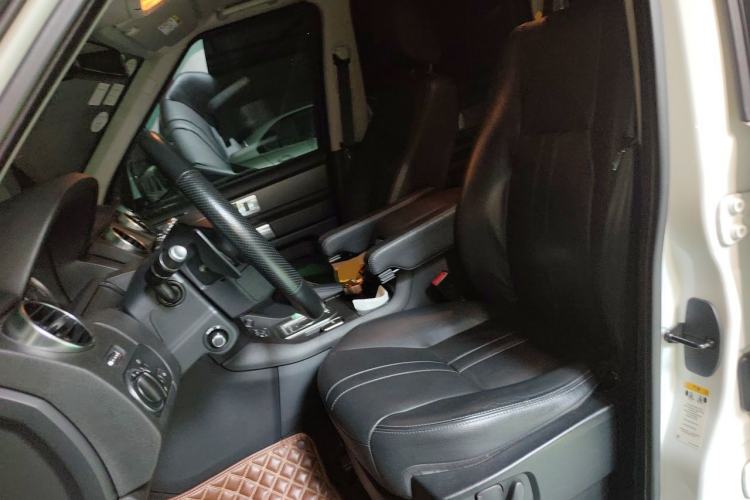 Used Land Rover Discovery 2016 3.0 SC Obsidian Black Heritage Edition HSE Left Front Seat