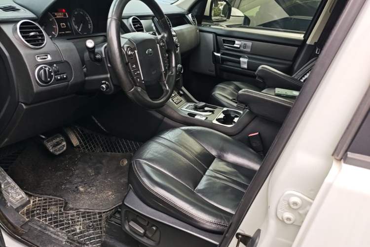 Used Land Rover Discovery 2016 3.0 SC Obsidian Black Heritage Edition HSE Left Front Seat