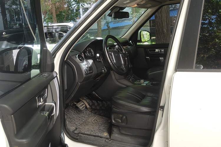 Used Land Rover Discovery 2016 3.0 SC Obsidian Black Heritage Edition HSE Left Front Seat