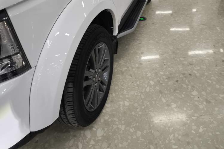 Used Land Rover Discovery 2016 3.0 SC Obsidian Black Heritage Edition HSE Left Front Wheel Hub