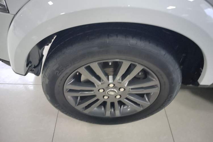 Used Land Rover Discovery 2016 3.0 SC Obsidian Black Heritage Edition HSE Left Front Wheel Hub