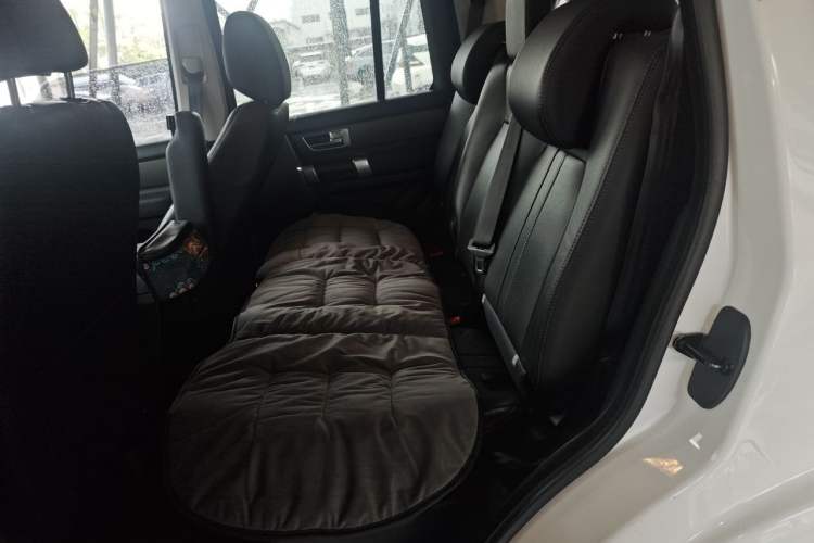Used Land Rover Discovery 2016 3.0 SC V6 SE Left Rear Seat