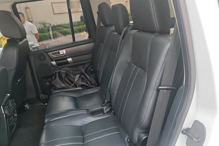 Used Land Rover Discovery 2016 3.0 SC Obsidian Black Heritage Edition SE Left Rear Seat