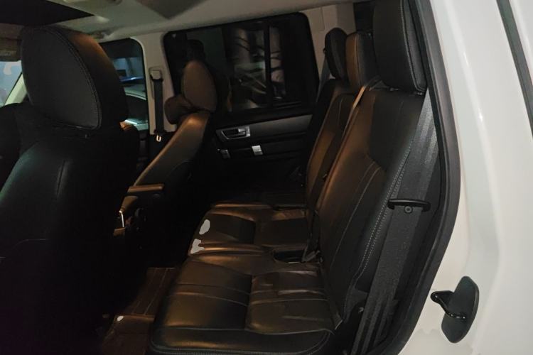 Used Land Rover Discovery 2016 3.0 SC Obsidian Black Heritage Edition SE Left Rear Seat