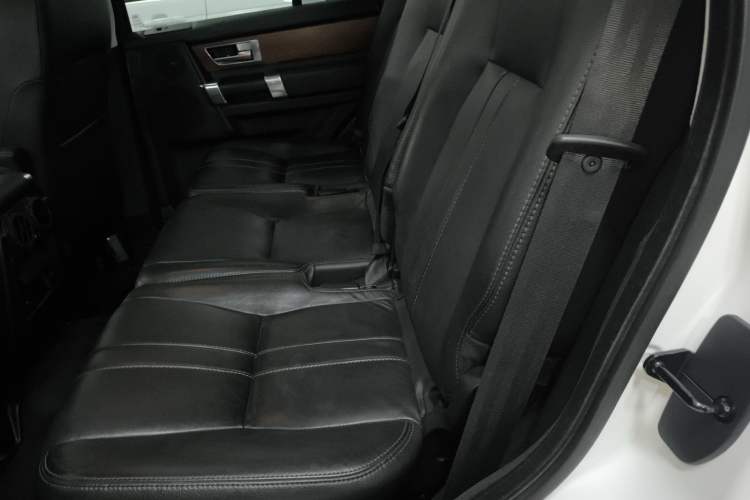 Used Land Rover Discovery 2016 3.0 SC Obsidian Black Heritage Edition HSE Left Rear Seat