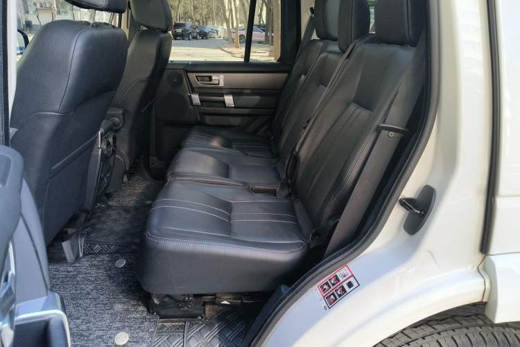 Used Land Rover Discovery 2016 3.0 SC Obsidian Black Heritage Edition HSE Left Rear Seat