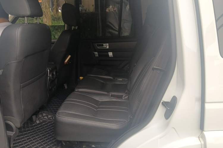 Used Land Rover Discovery 2016 3.0 SC Obsidian Black Heritage Edition HSE Left Rear Seat