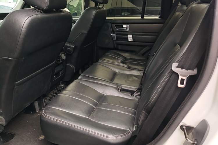 Used Land Rover Discovery 2016 3.0 SC Obsidian Black Heritage Edition HSE Left Rear Seat
