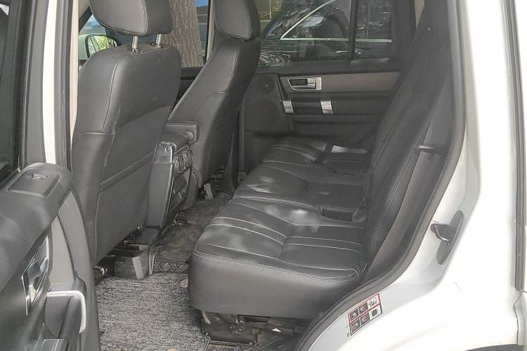 Used Land Rover Discovery 2016 3.0 SC Obsidian Black Heritage Edition HSE Left Rear Seat