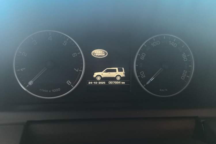 Used Land Rover Discovery 2016 3.0 SC Obsidian Black Heritage Edition HSE Odometer Close Up