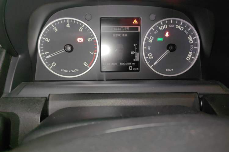 Used Land Rover Discovery 2016 3.0 SC Obsidian Black Heritage Edition SE Odometer Close Up