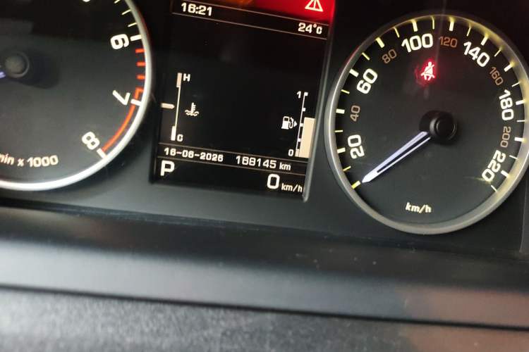 Used Land Rover Discovery 2016 3.0 SC Obsidian Black Heritage Edition HSE Odometer Close Up