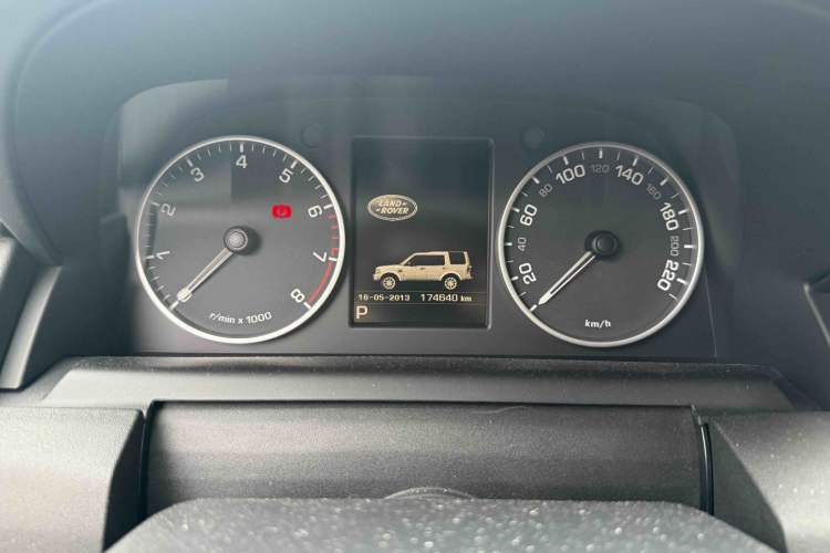 Used Land Rover Discovery 2016 3.0 SC Obsidian Black Heritage Edition HSE Odometer Close Up