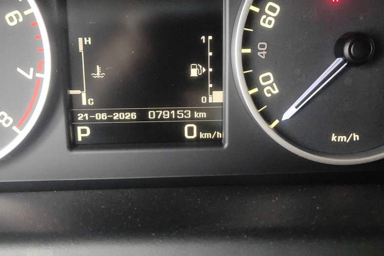 Used Land Rover Discovery 2016 3.0 SC Obsidian Black Heritage Edition HSE Odometer Close Up
