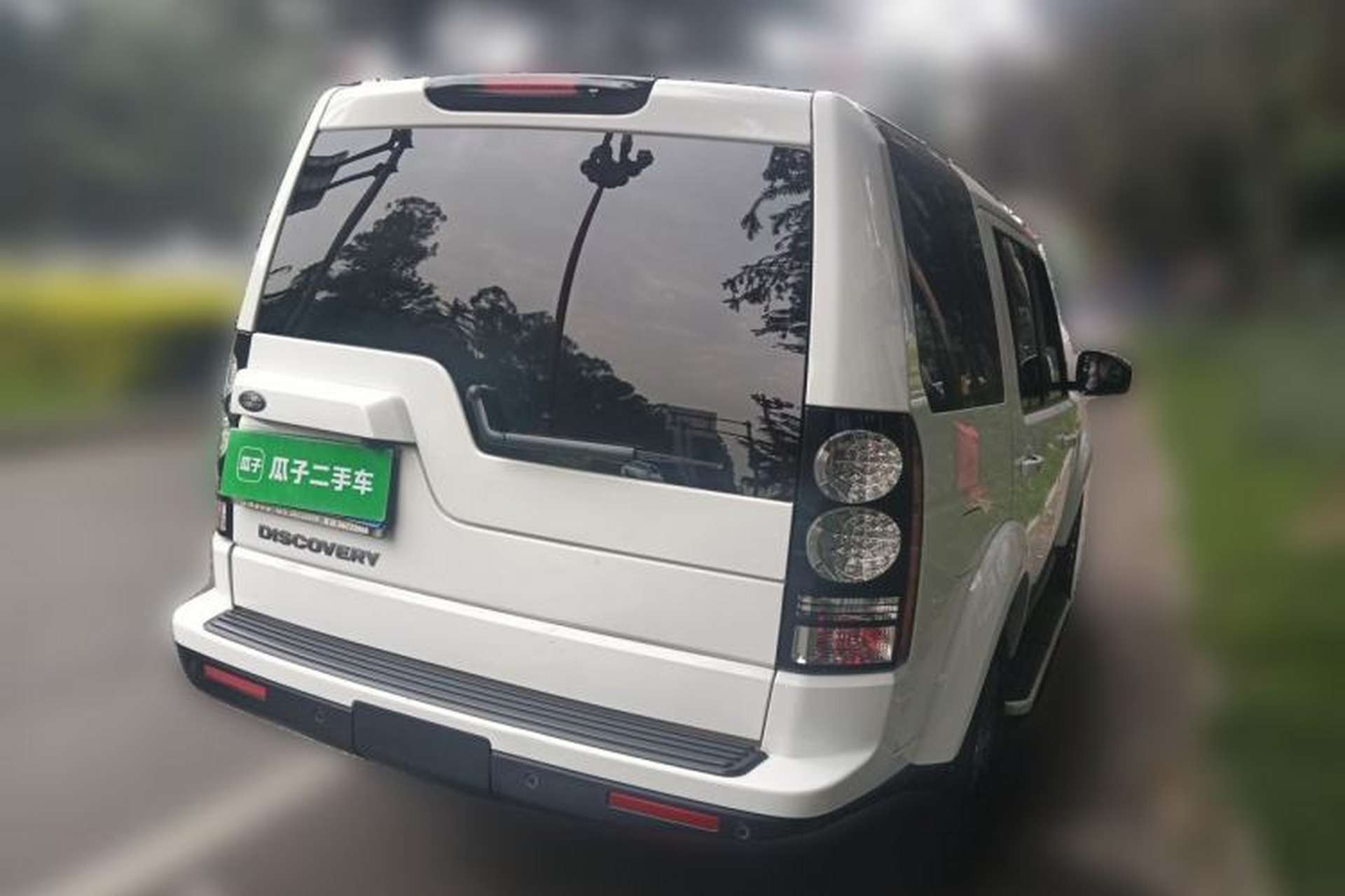 Used Land Rover Discovery 2016 3.0 SC Obsidian Black Heritage Edition HSE Rear Right 45 Deg