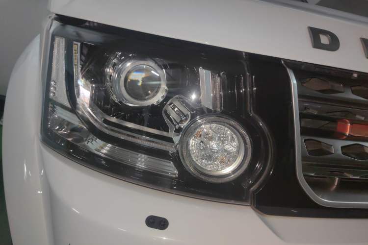 Used Land Rover Discovery 2016 3.0 SC Obsidian Black Heritage Edition SE Right Front Headlight