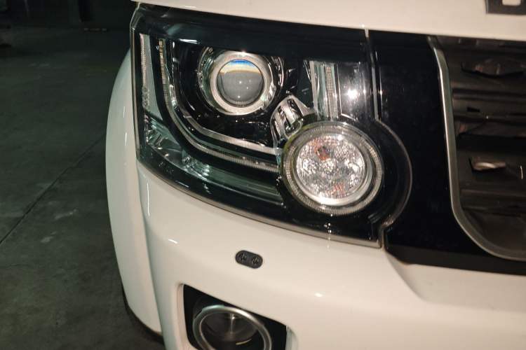 Used Land Rover Discovery 2016 3.0 SC Obsidian Black Heritage Edition SE Right Front Headlight