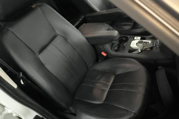 Used Land Rover Discovery 2016 3.0 SC Obsidian Black Heritage Edition HSE Right Front Seat