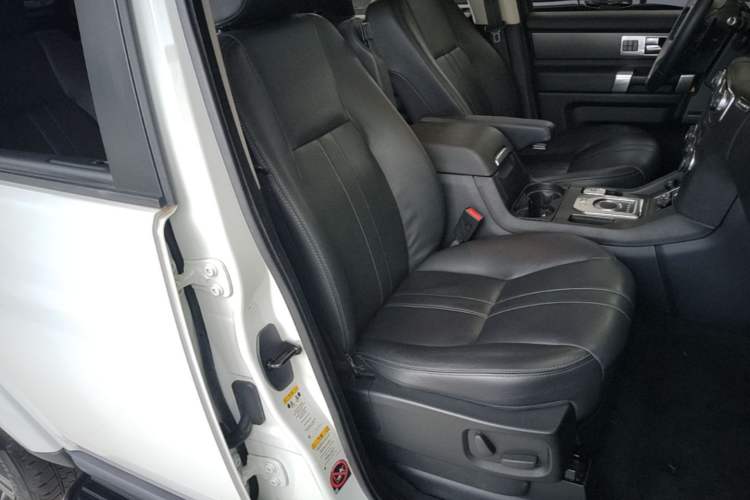 Used Land Rover Discovery 2016 3.0 SC Obsidian Black Heritage Edition HSE Right Front Seat